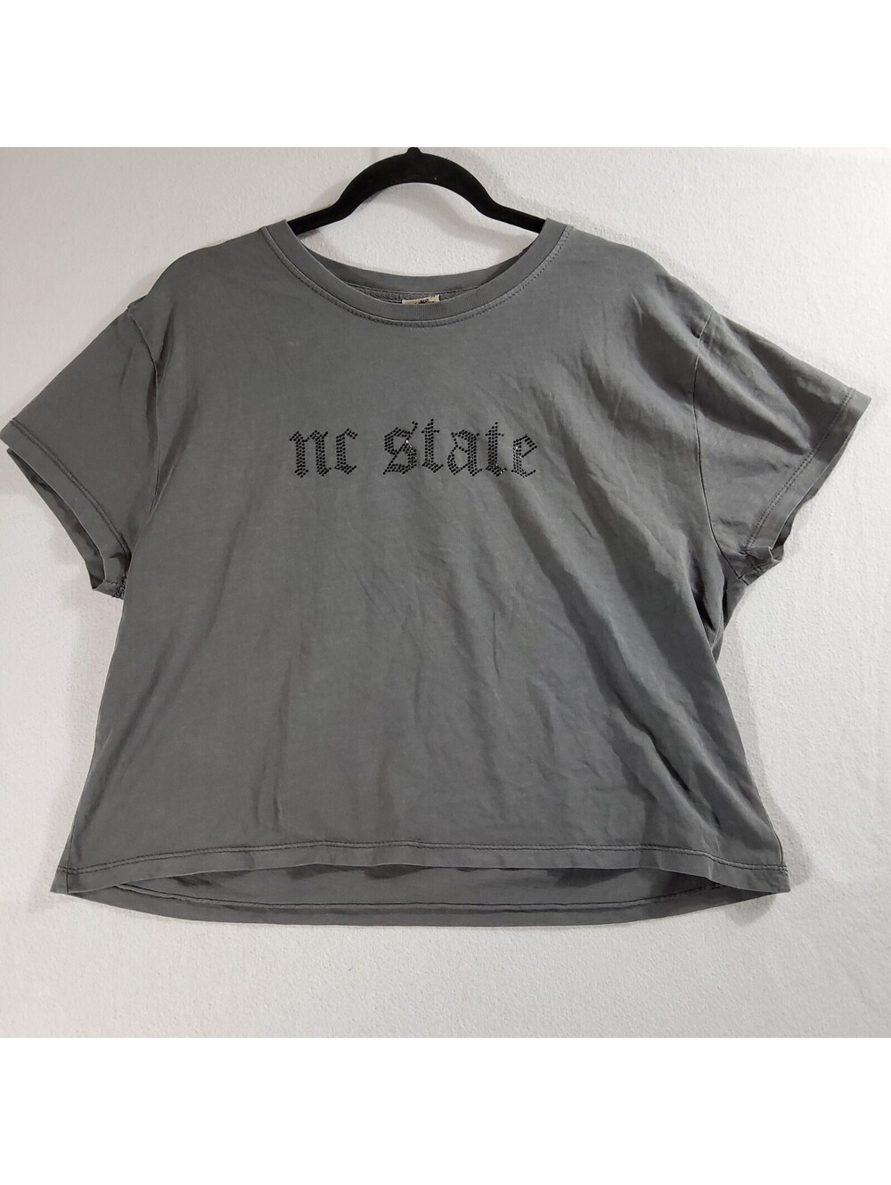 Chicka-d NC State Wolfpack Women XL Gray Rhinestone Cropped T-Shirt NWT - Picture 6 of 7